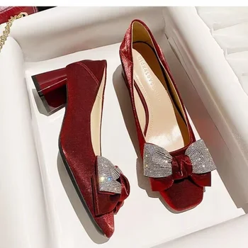 2023 нов малък устата планински кристал папийонка самотни жени, обувки обувки на висок ток квадратен ток Червените булчински обувки