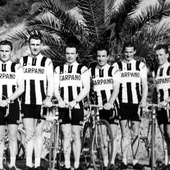 - Добре от вълна на велосипед тениски 1959 г. съобщение в стил ретро Carpano Team