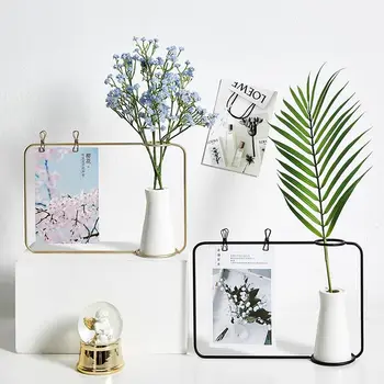 Творческа обстановка на домашен масата в скандинавски стил, черна ретро-фото рамка, поставка за растения, Ваза за цветя, скоба за пощенски картички